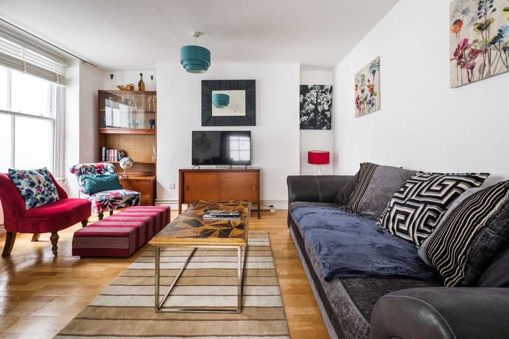 Property photo 1 of 11 Living Room