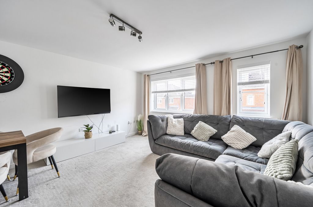 Property photo 2 of 8 1439481-13-69d8Bc...