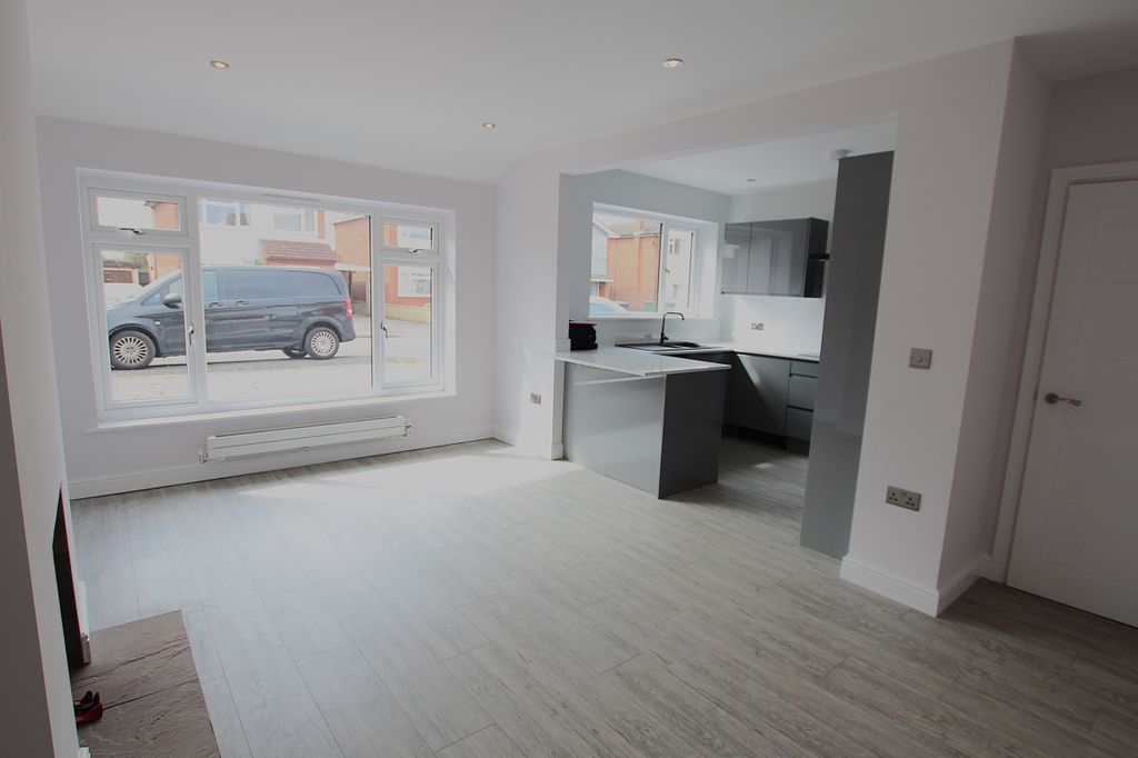 Property photo 2 of 31