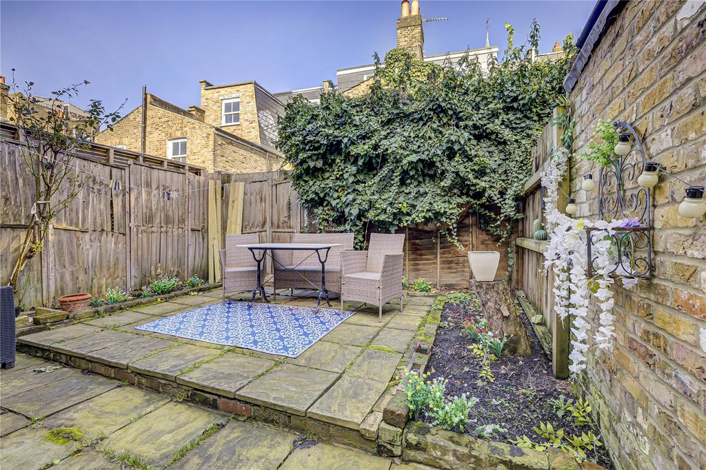 Property photo 3 of 12 Garden