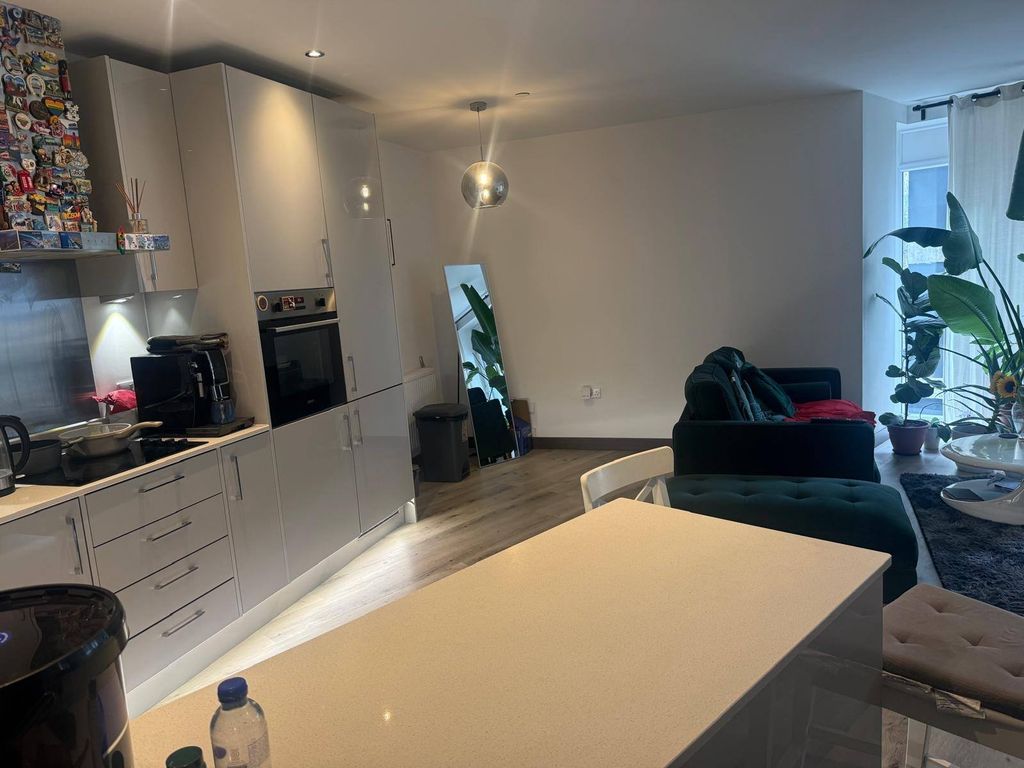 Property photo 1 of 5 1 Bed Flat For Sale Gramophone Lane, Hayes Ub3 1Fp