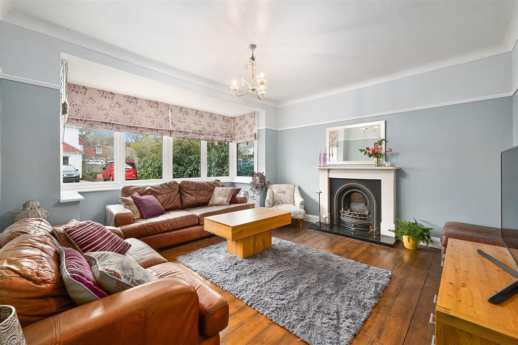 Property photo 2 of 25 The Greenway