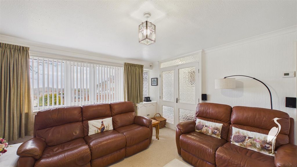 Property photo 3 of 24 Lounge