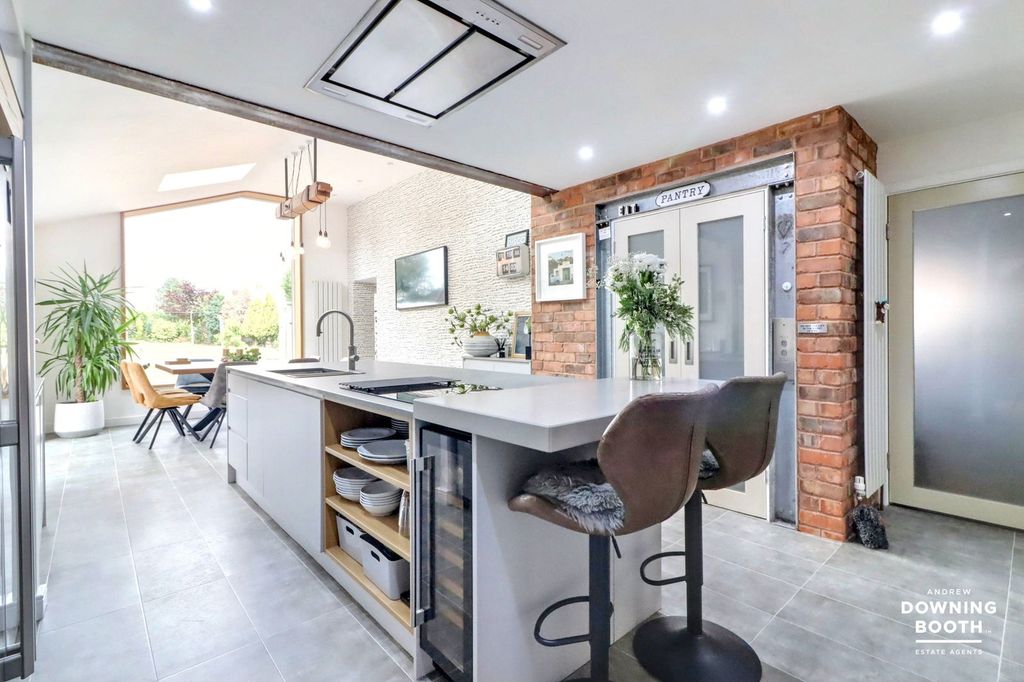 Property photo 2 of 48