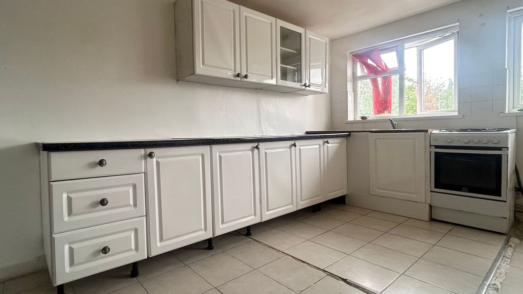 Property photo 3 of 6 Kitchen