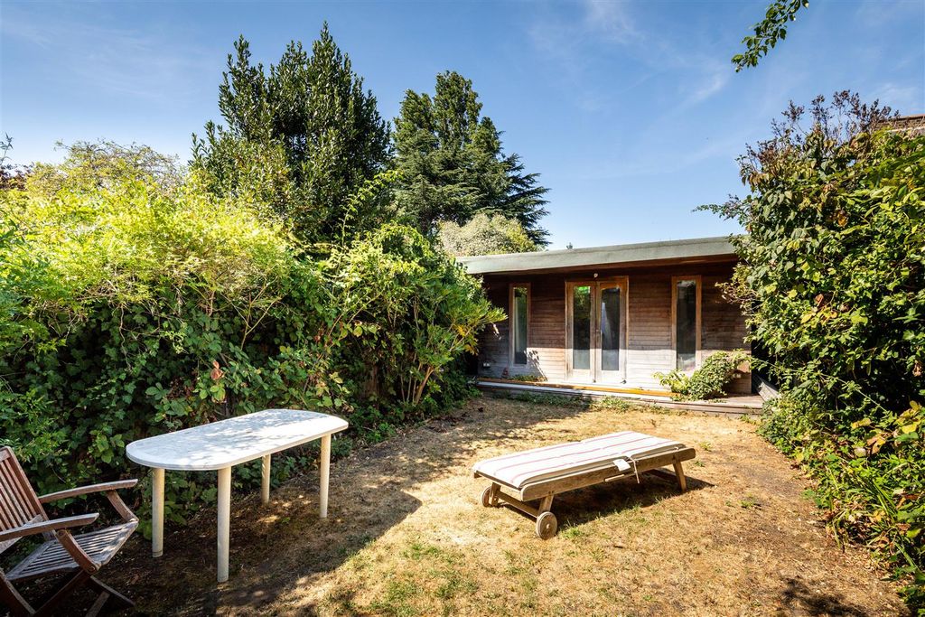 Property photo 3 of 12 Aldbourne Road-13.Jpg