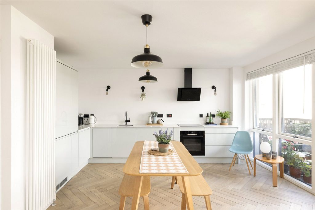 Property photo 2 of 14 Biggs Square E9