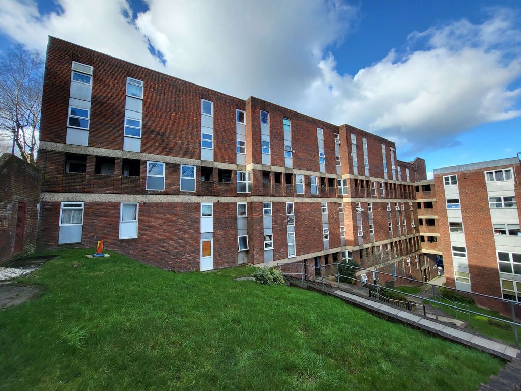 Property photo 1 of 11 Refurbished 2 Bedroom Apartment For Rent Available Now