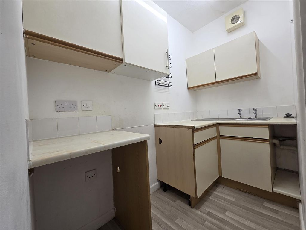 Property photo 3 of 8 Kitchen