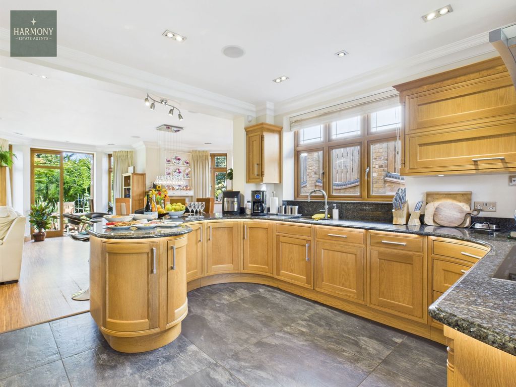 Property photo 2 of 33 Kitchen