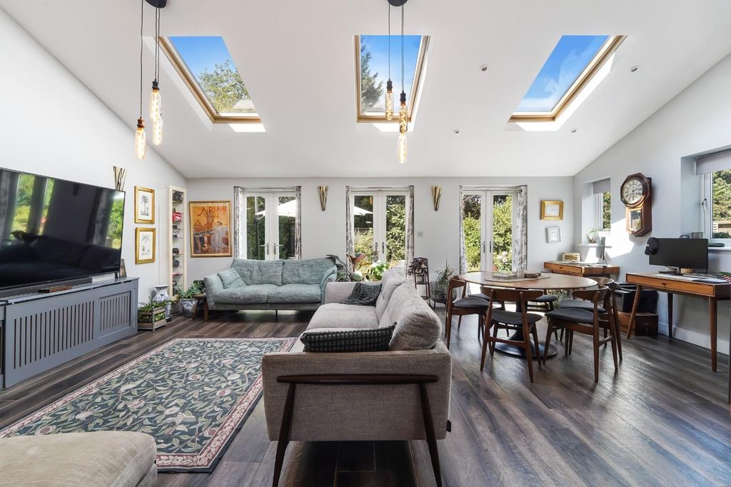 Property photo 2 of 25 Treadwell Road