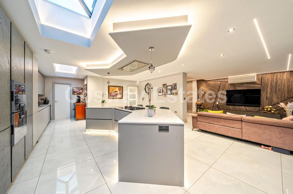 Property photo 3 of 19 394113B0-6B3B-4Ec2-B7E3-571F7E3A4c99.Jpg