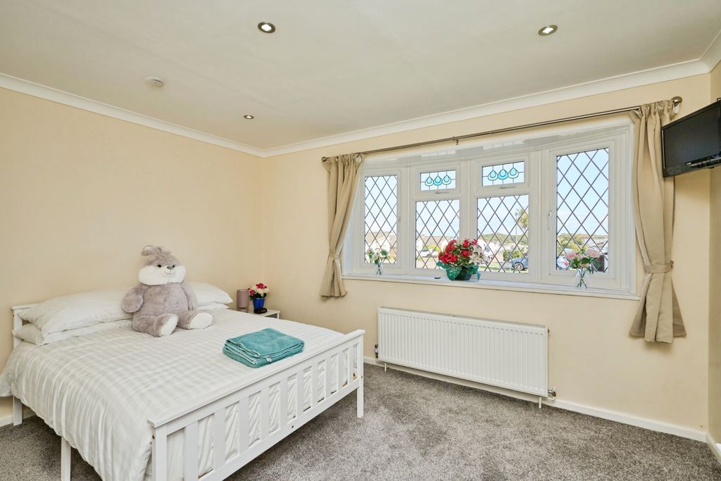 Property photo 2 of 19 Master Bedroom