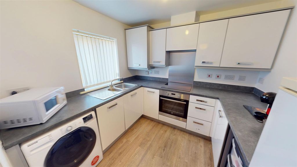 Property photo 3 of 16 Newlove Avenue Kitchen