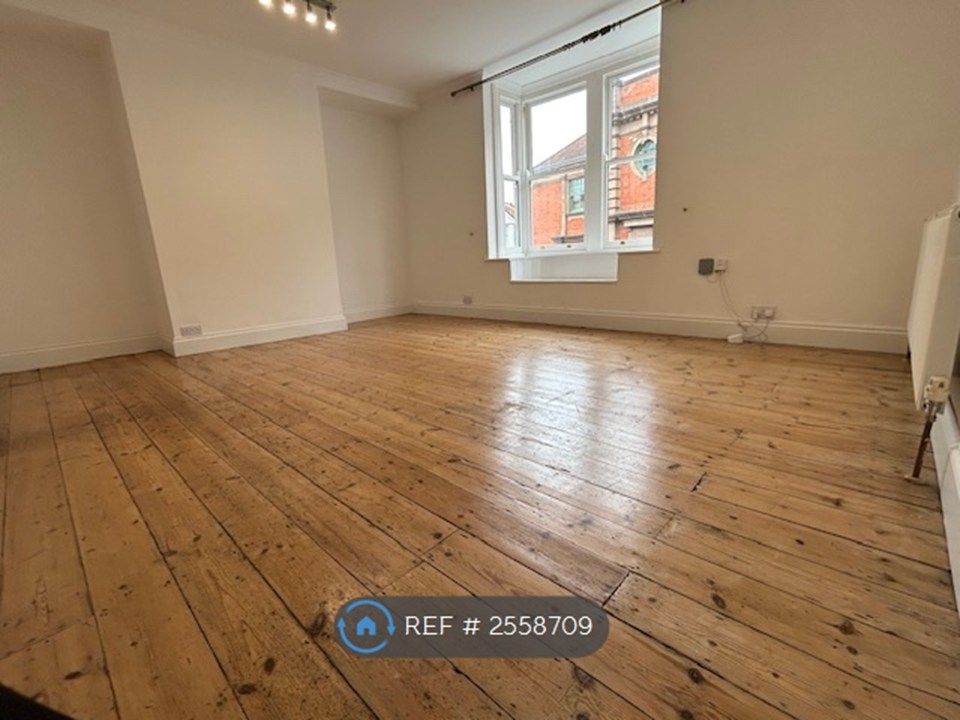 Property photo 1 of 11 Living Room