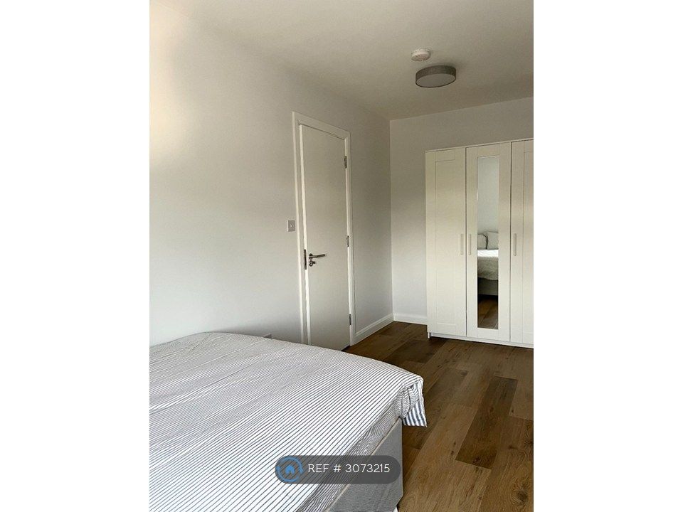 Property photo 2 of 20 Double Bedroom W/ En-Suite Overlooking Back Garden