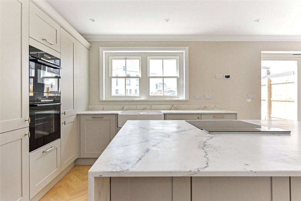 Property photo 3 of 10 Kitchen Dining Room
