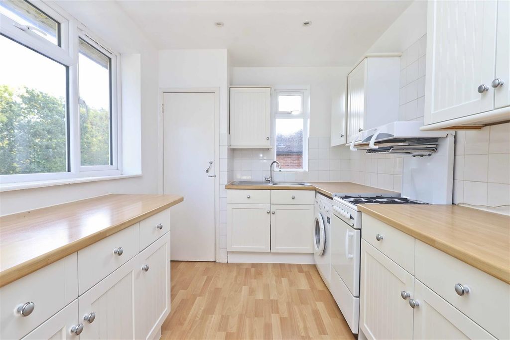 Property photo 2 of 8 Tolcarne Drive