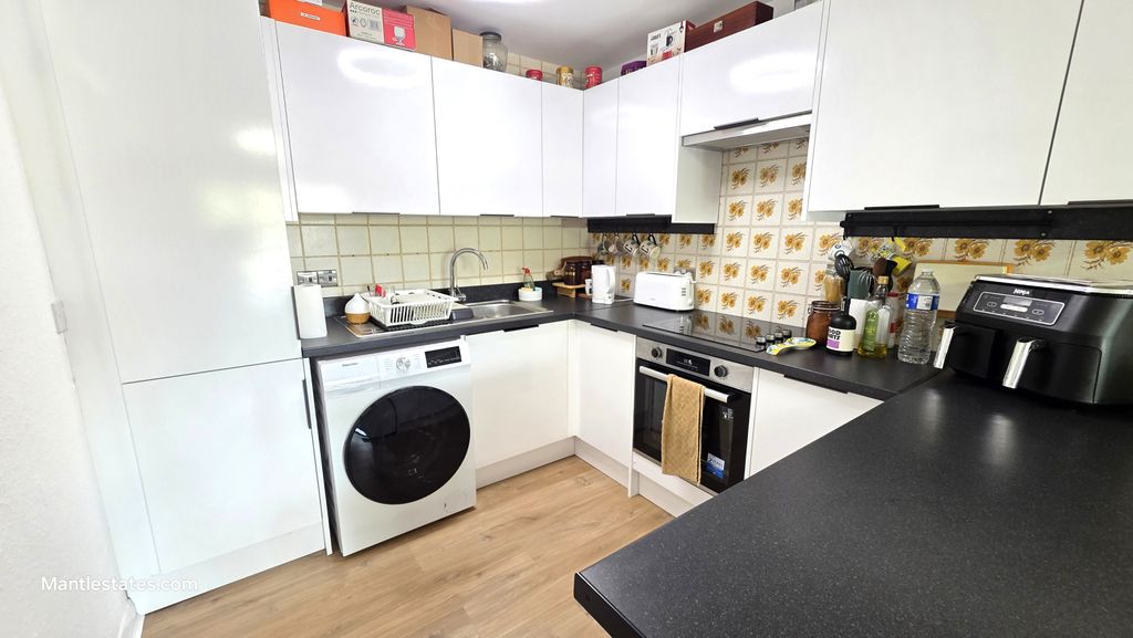 Property photo 3 of 14 Kitchen Area