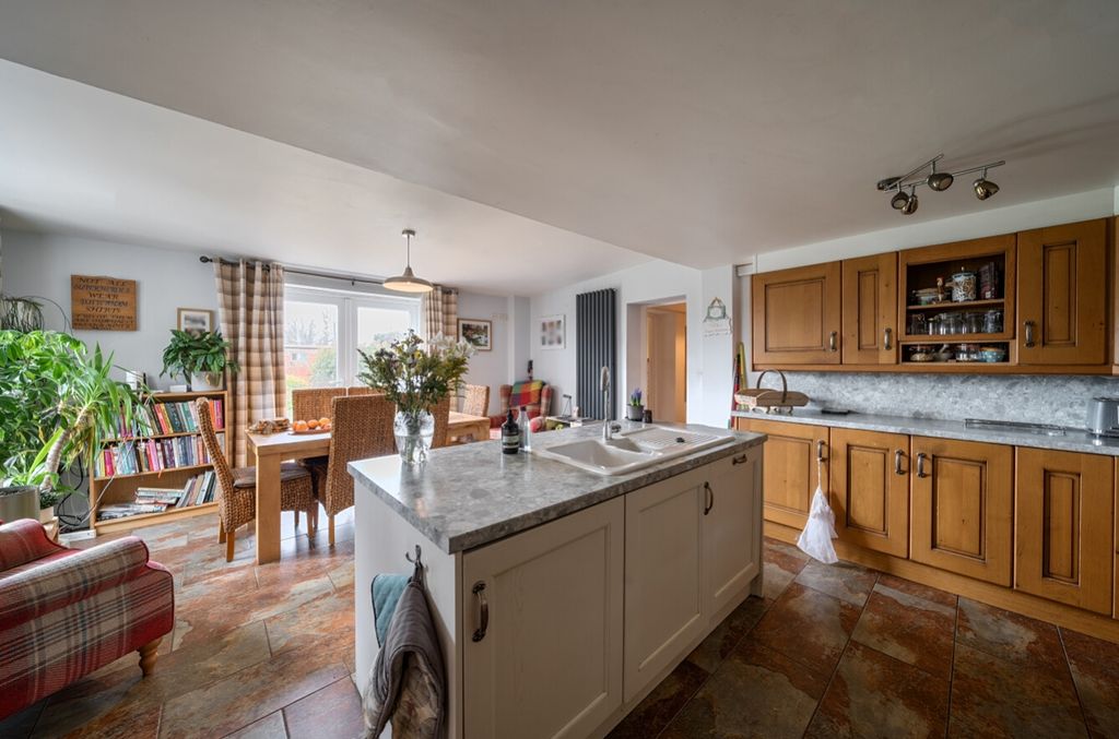 Property photo 3 of 29 1417392-14-6995B9B9Ca63d