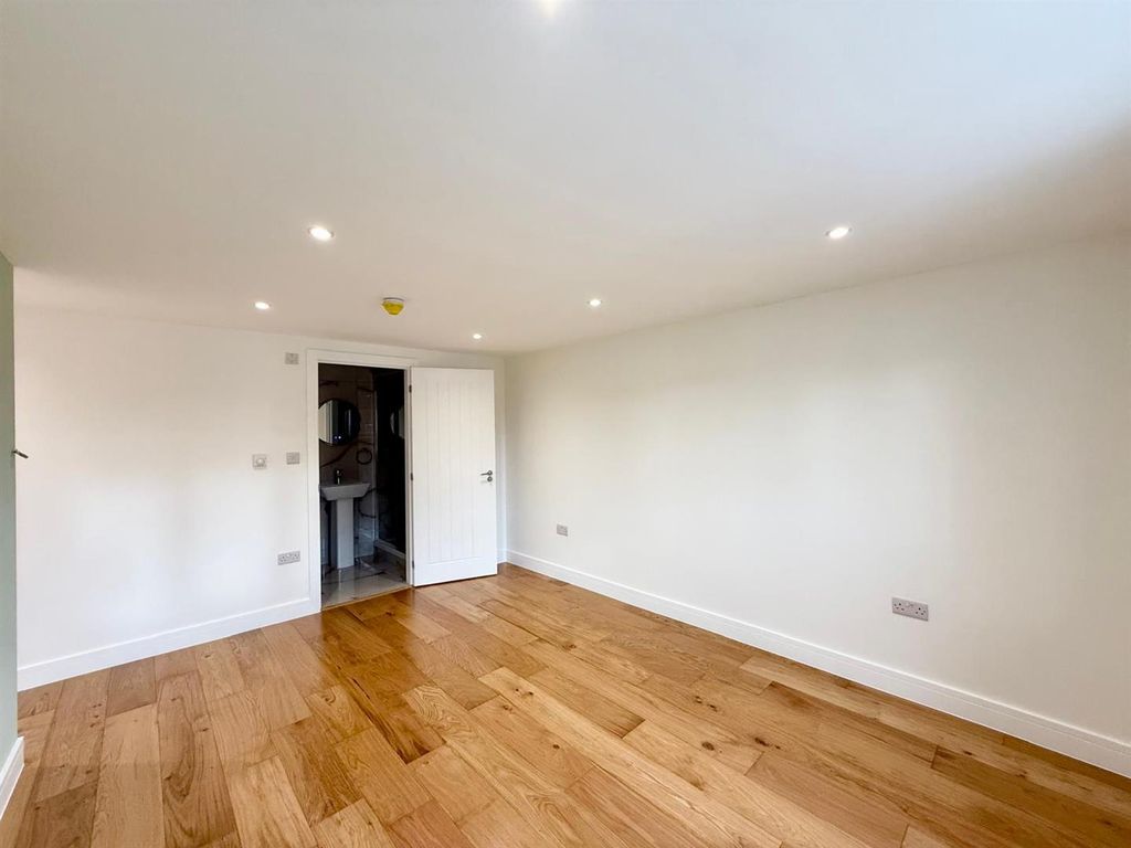 Property photo 2 of 14 E.Jpg