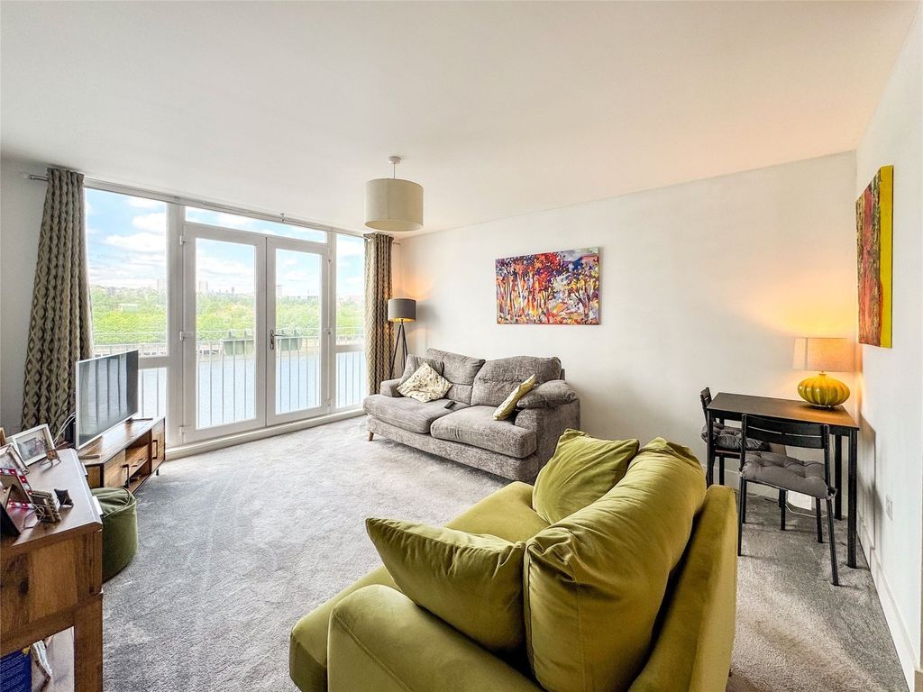 Property photo 1 of 10 Lounge