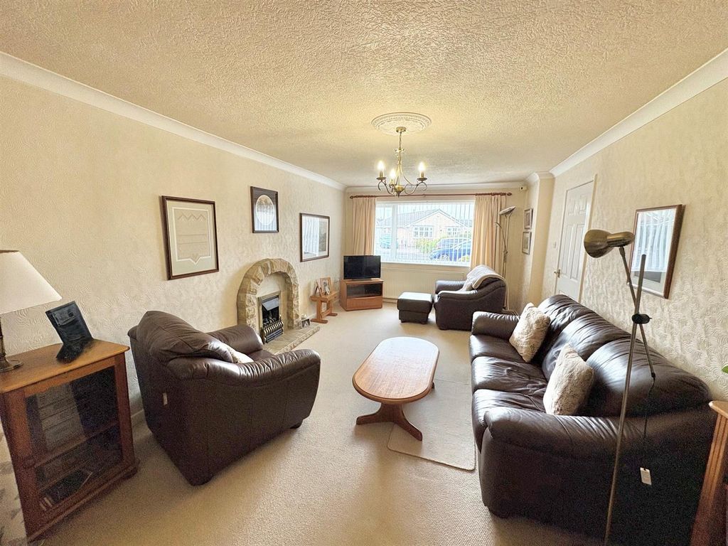 Property photo 2 of 18 Lounge.Jpg