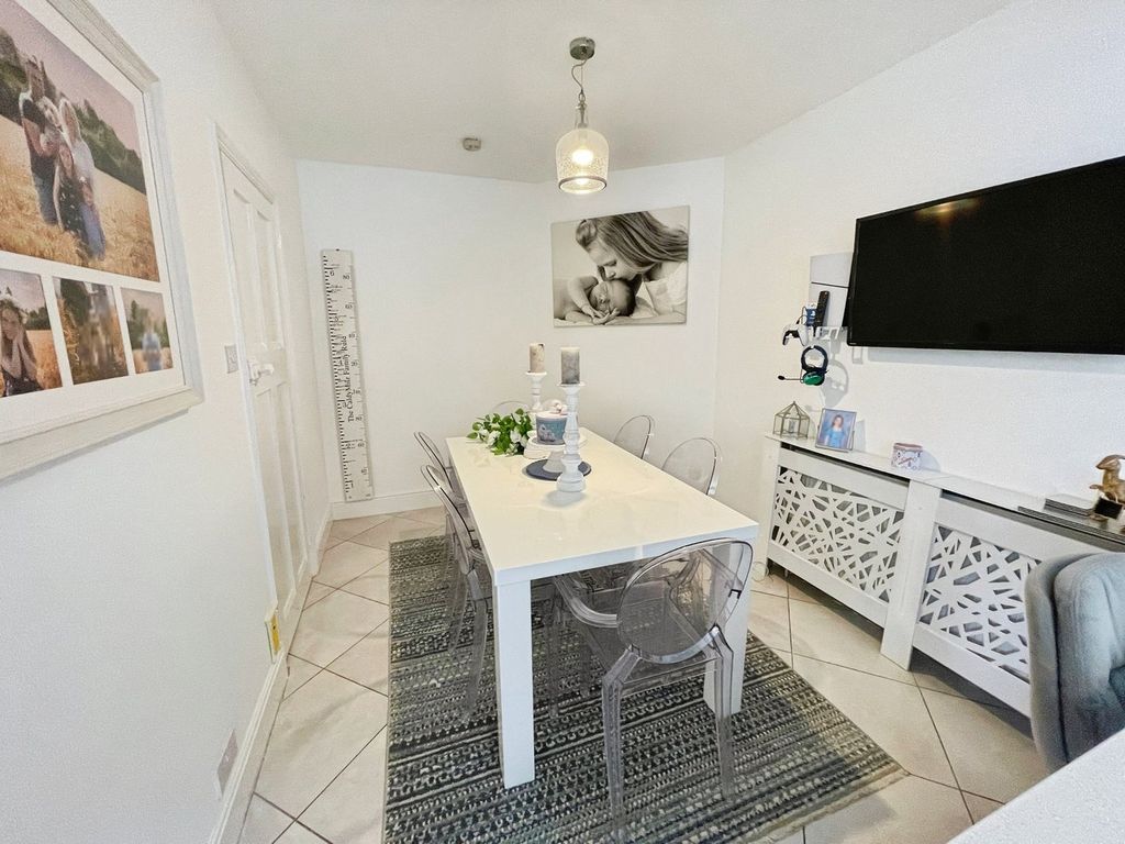 Property photo 3 of 19 Dining Area