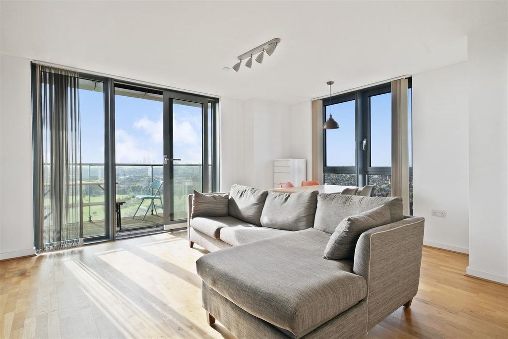 Property photo 2 of 28 Reception / Kitchen