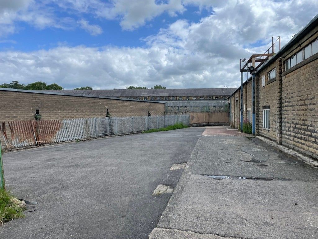 Property photo 2 of 9 Yard