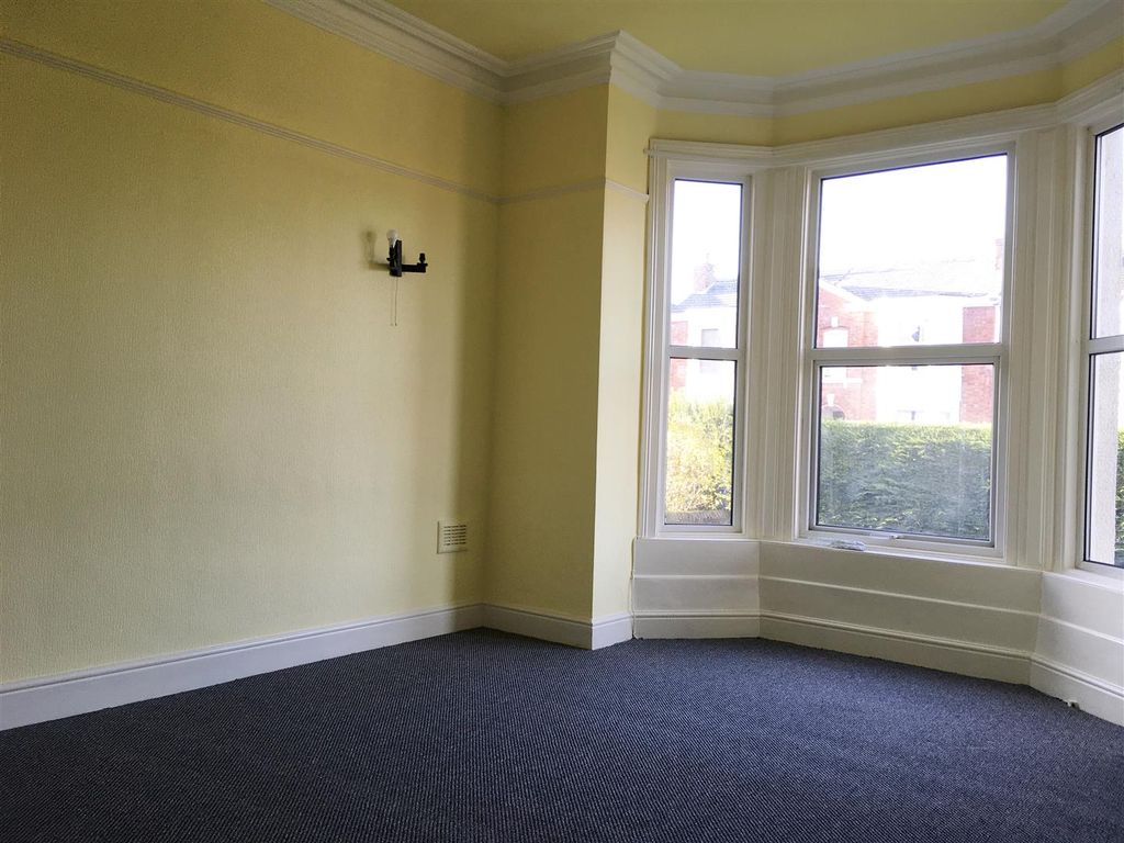 Property photo 3 of 14 Lounge