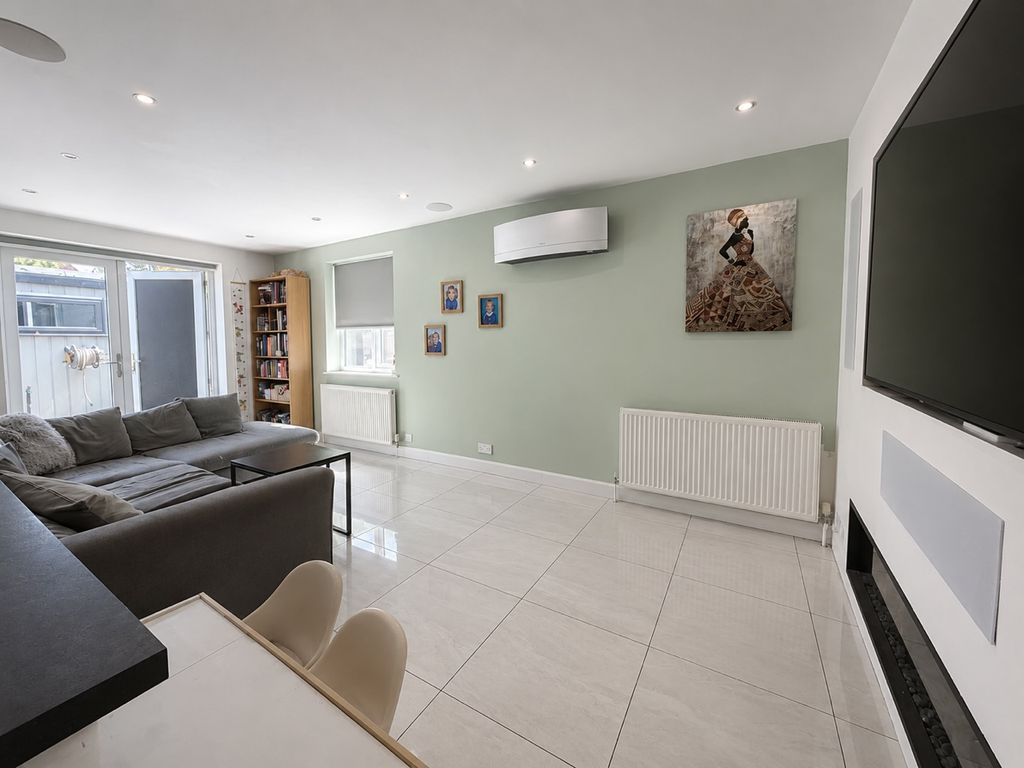 Property photo 3 of 23