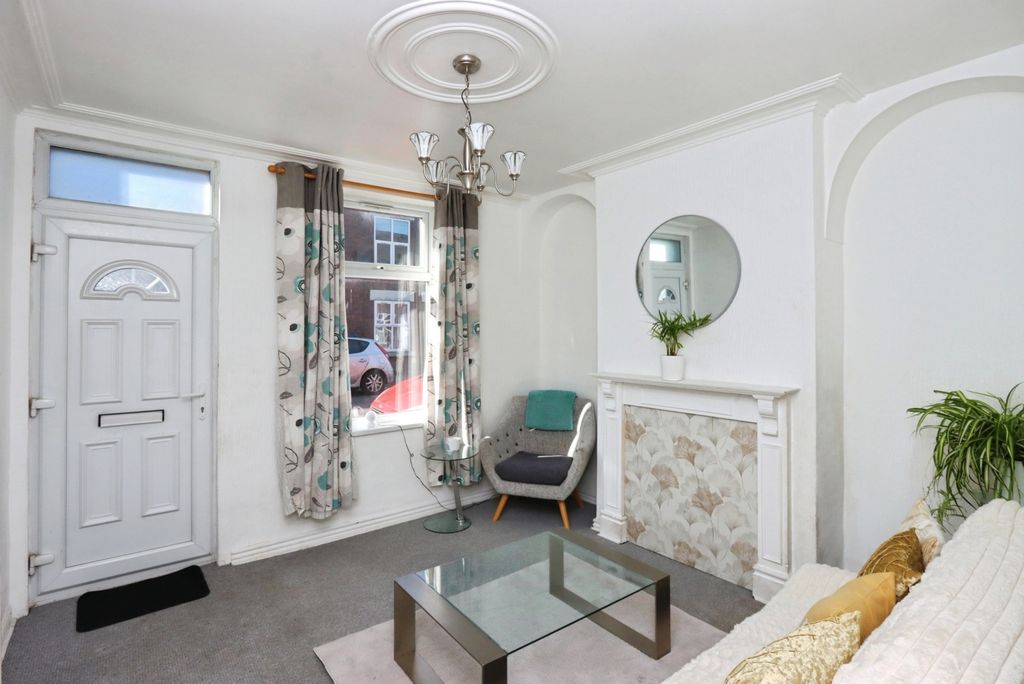 Property photo 3 of 16 Lounge