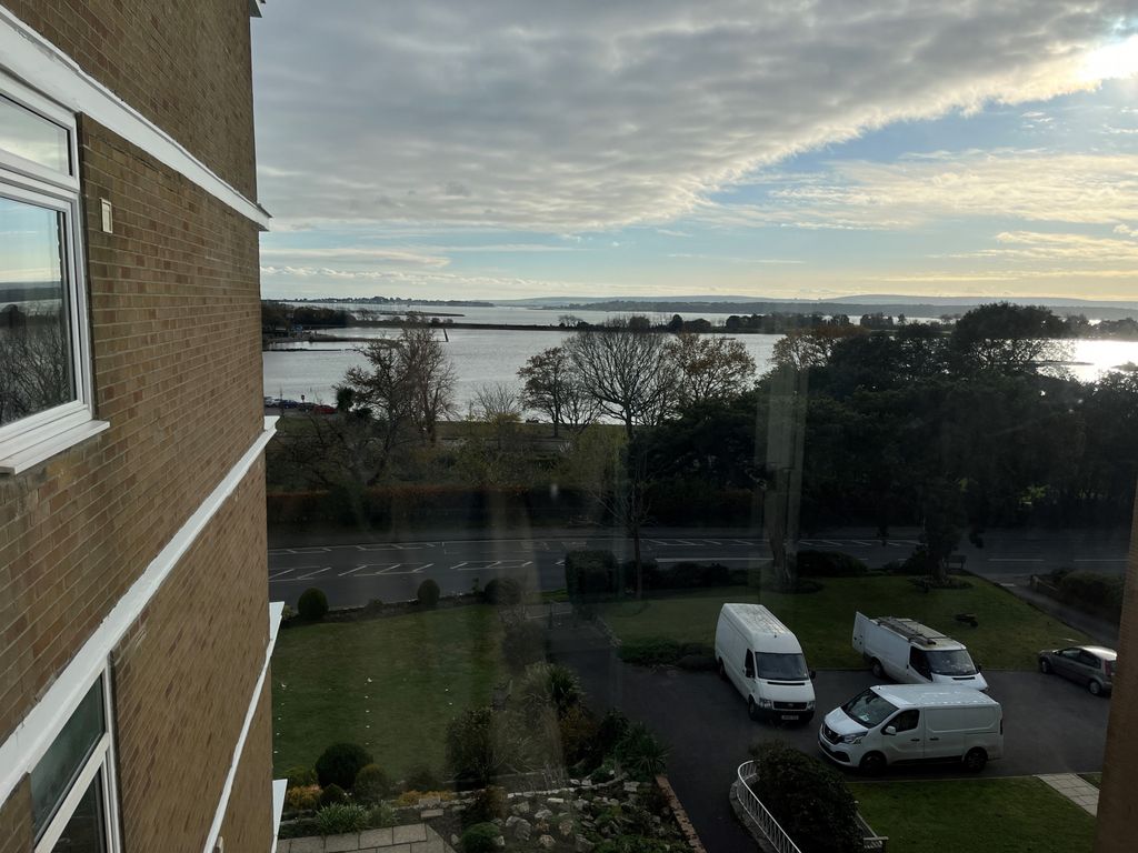 Property photo 1 of 24 2 Bed Flat To Rent Gardens Court, Poole Bh15