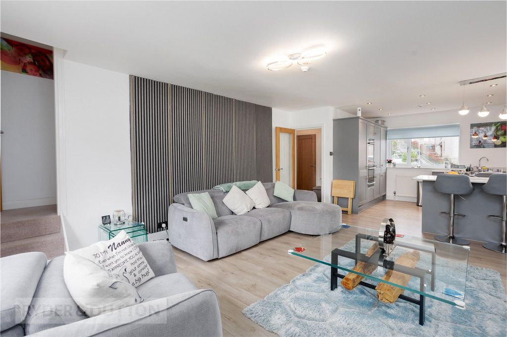 Property photo 2 of 22 Lounge