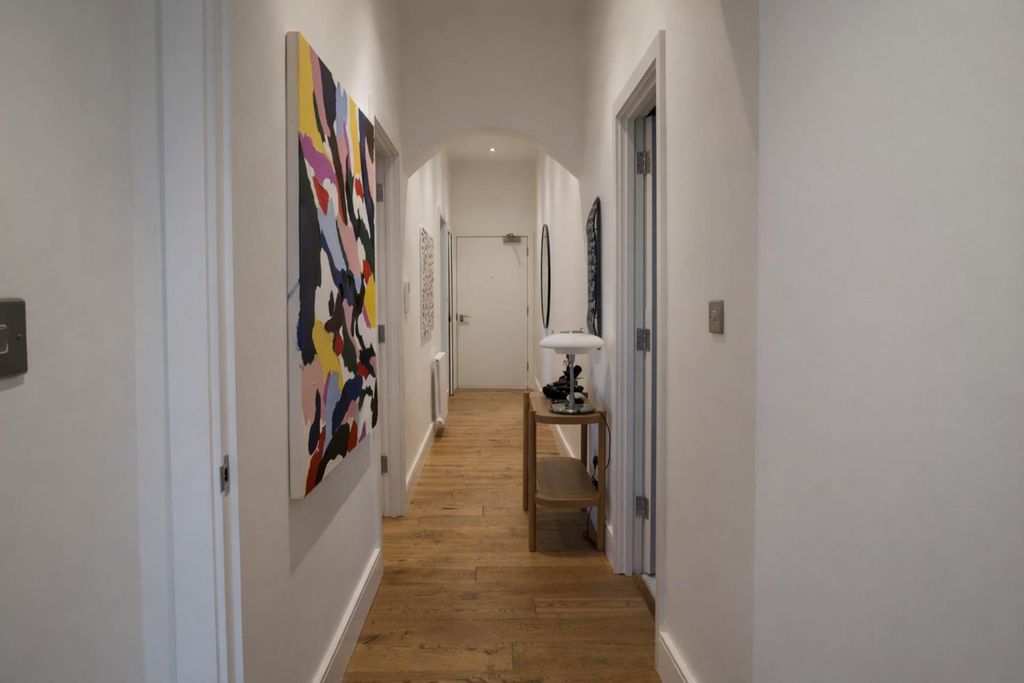 Additional image 12 of 2 bed penthouse for salePenthouse Apartment, Share Of Freehold, 999 Year Lease, Parkgate House, Great North Road, Hatfield AL9