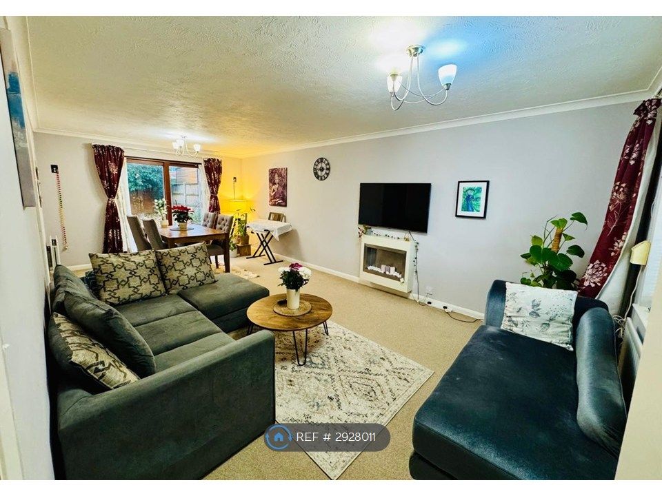 Property photo 3 of 18 Living Room