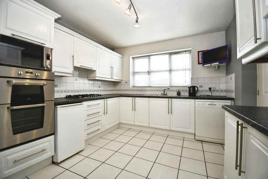 Property photo 3 of 27