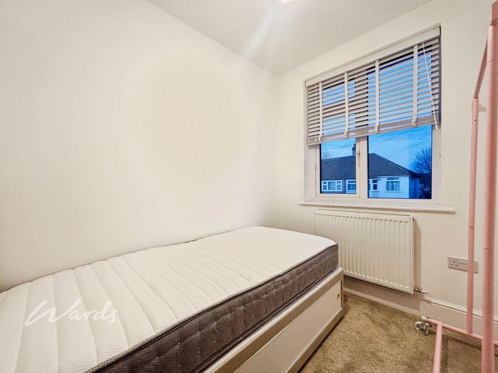 Property photo 2 of 6 Bedroom