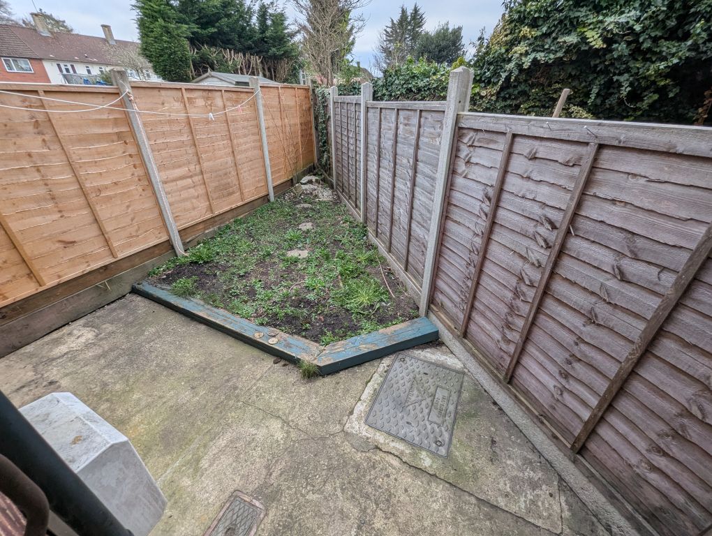 Property photo 2 of 8 Garden