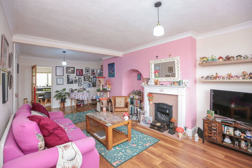 Property photo 2 of 25