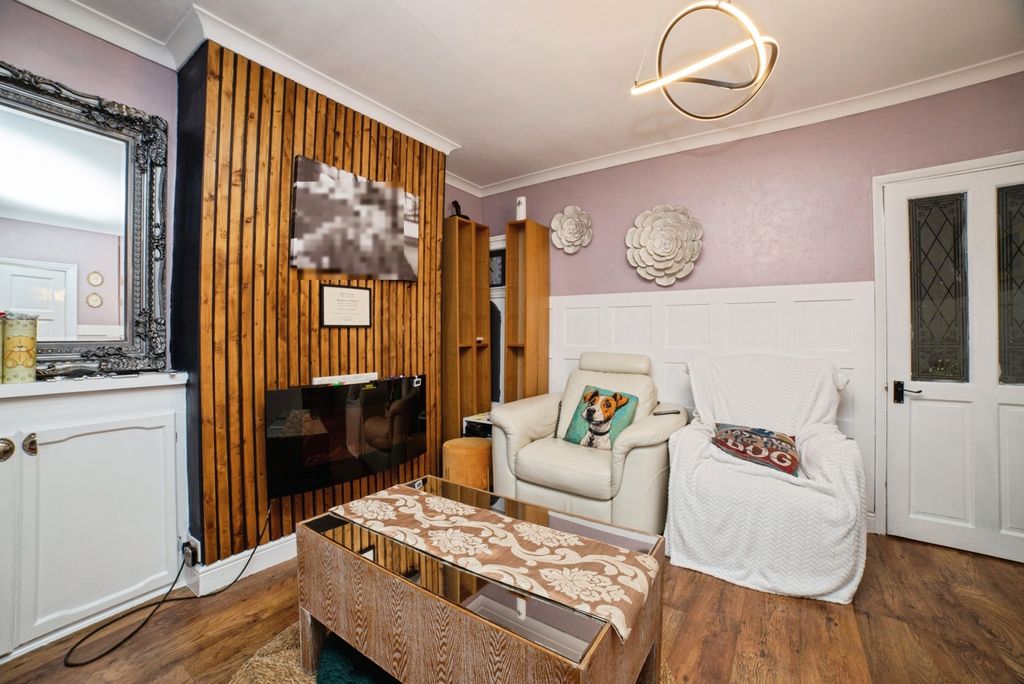 Property photo 3 of 15 Lounge