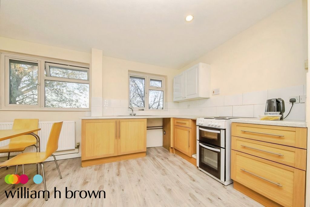 Property photo 3 of 11 Kitchen