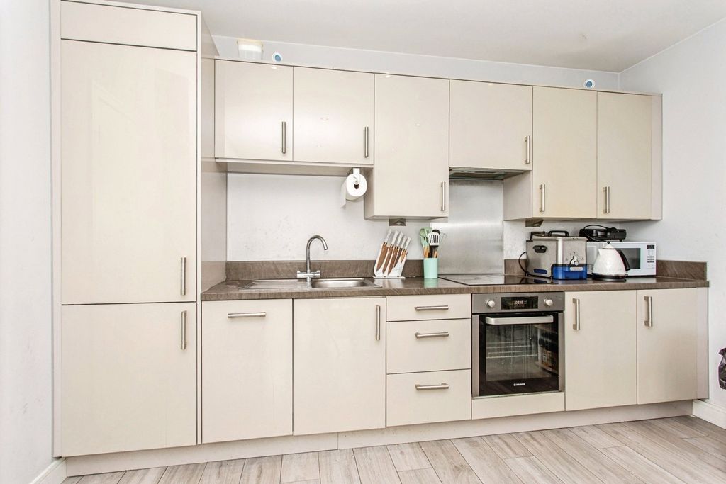 Property photo 3 of 17 Kitchen