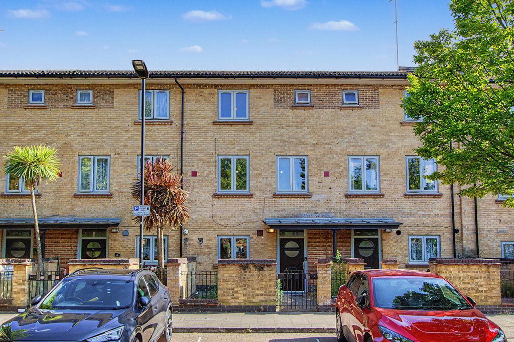 Property photo 1 of 15 3 Evergreen Square, Dalston, London, E8 3Xd