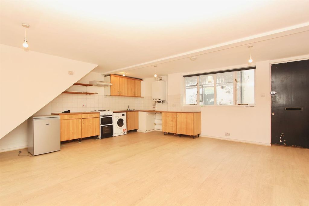 Property photo 3 of 11 Manley Court, N16
