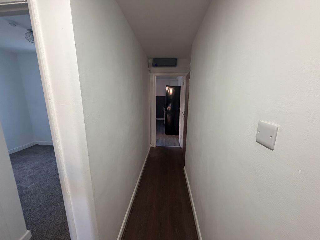 Property photo 2 of 7 Hallway