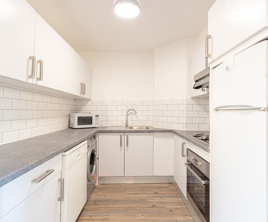 Property photo 2 of 8 Fitted Kitchen