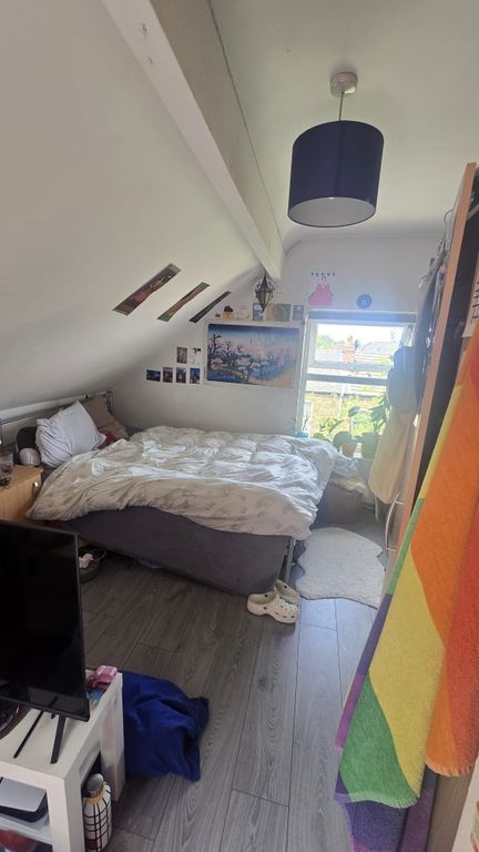 Property photo 3 of 18 A Cozy Double Bedroom With A Large Comfortable Bed...