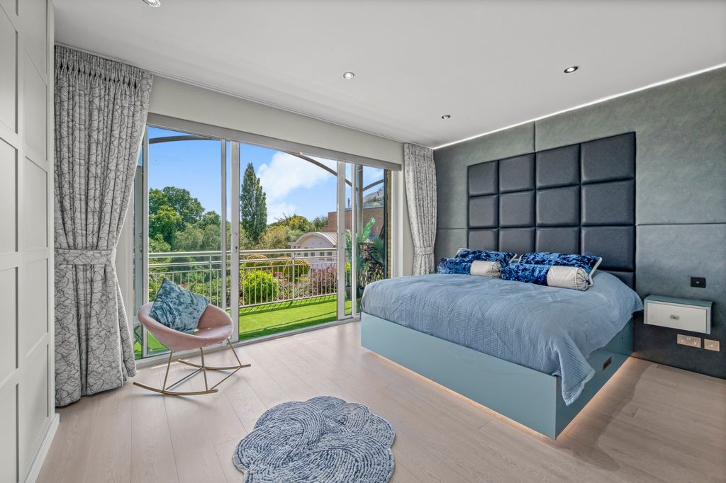 Property photo 1 of 11